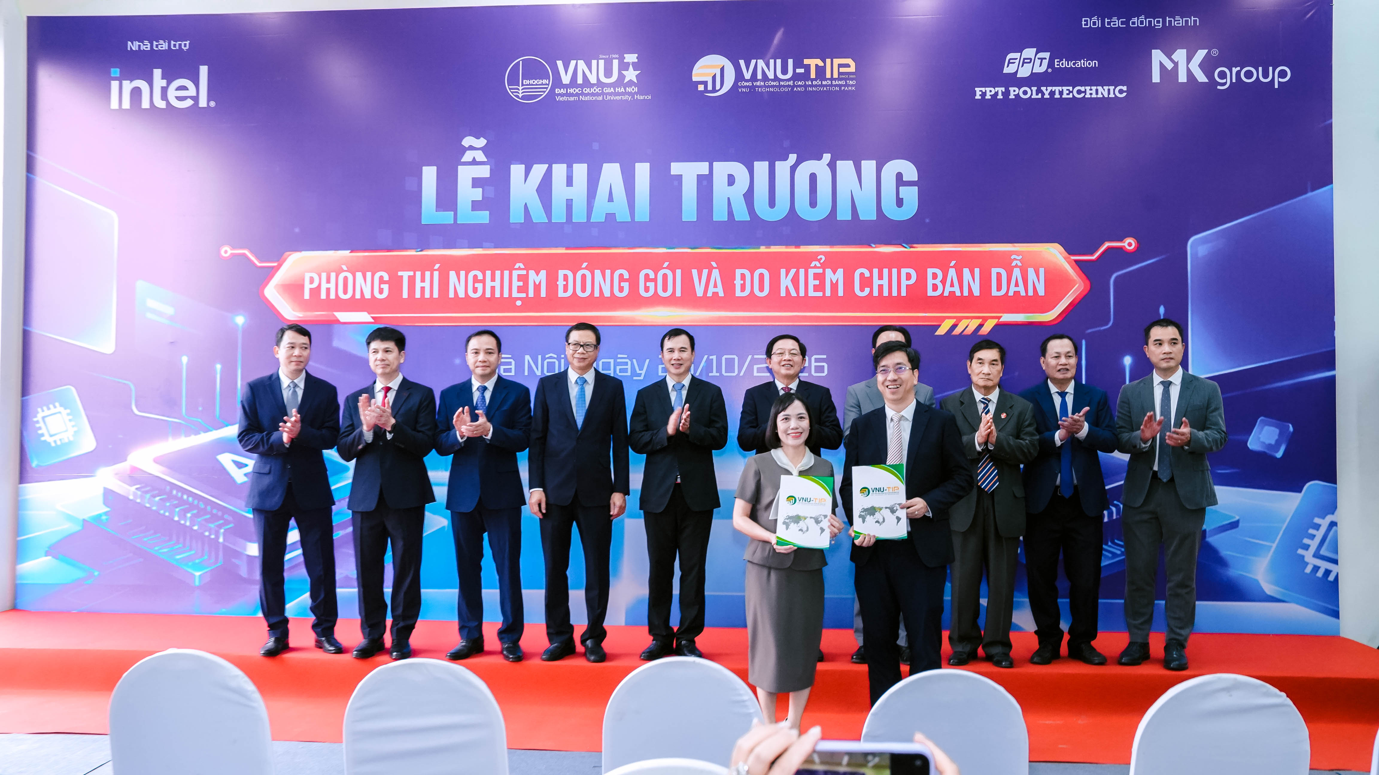 PGS.TS. Trương Ngọc Kiểm và đại diện FPT Polytechnic tại buổi khai trương Phòng thí nghiệm